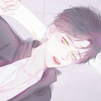 印度男子头插砍刀淡定玩手机